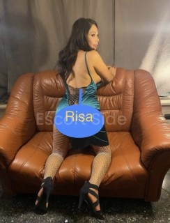 Risa er klar til at forkæle dig med en fræk gang massage
