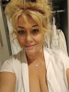 ALEXANDRA 🩷 mature mom