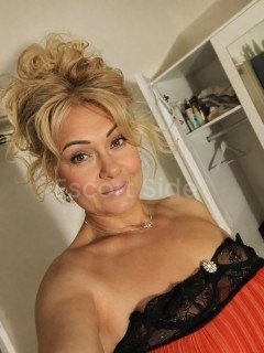 ALEXANDRA 🩷 mature mom