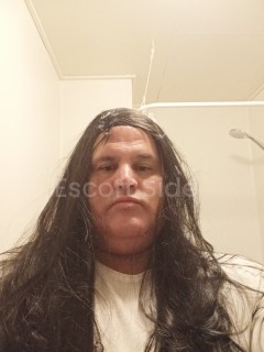 Jeg er en dejlig Ladyboy ,men jeg er ikke gennemført 